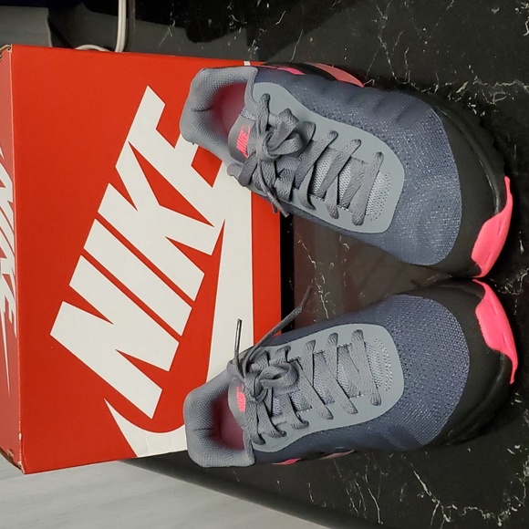 COPY - NWOT NIKE AIR MAX INVIGOR BLK RACER PINK AND COOL GRAY 6.5 Y/7.5 LADIES